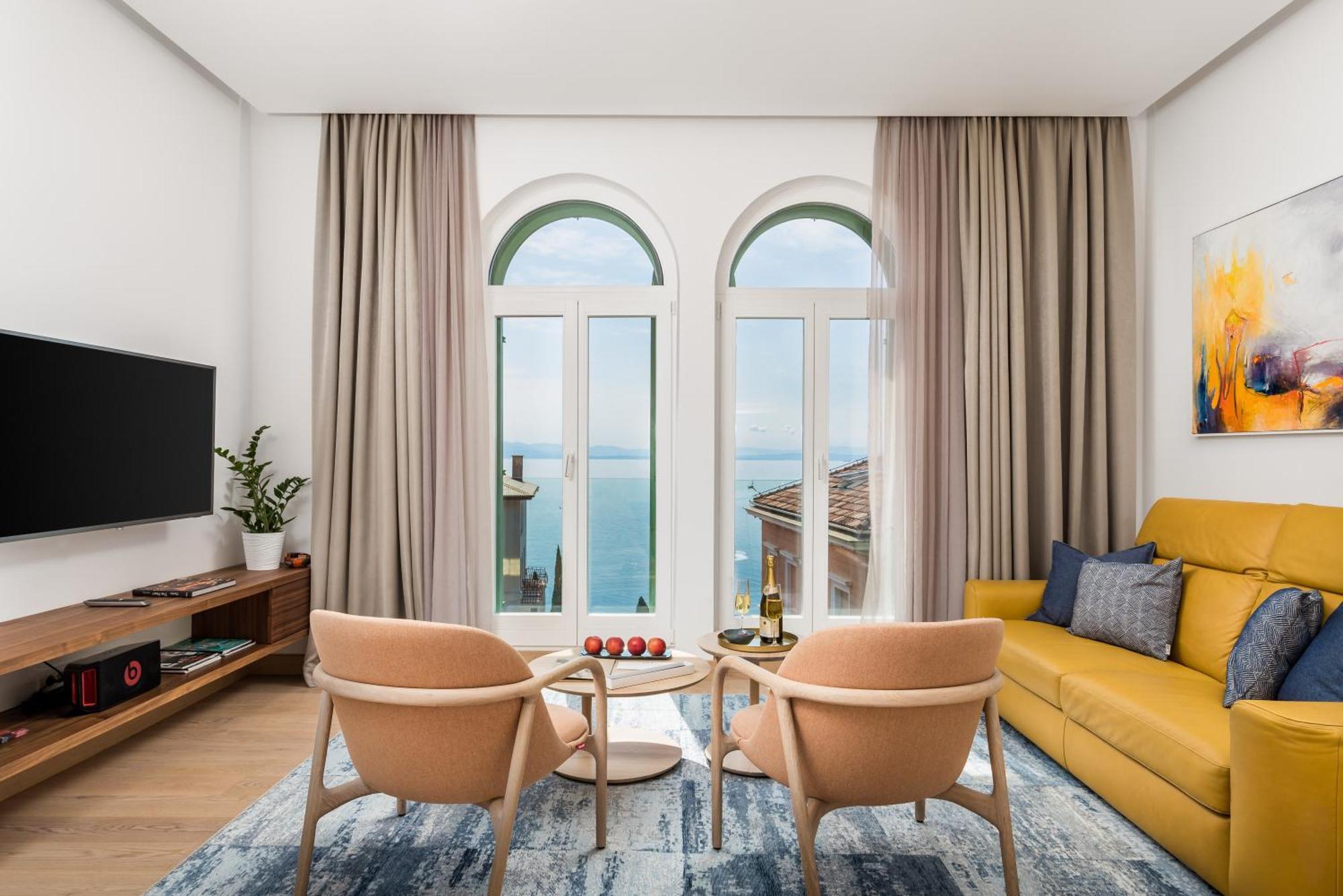 Ola Luxury Apartment